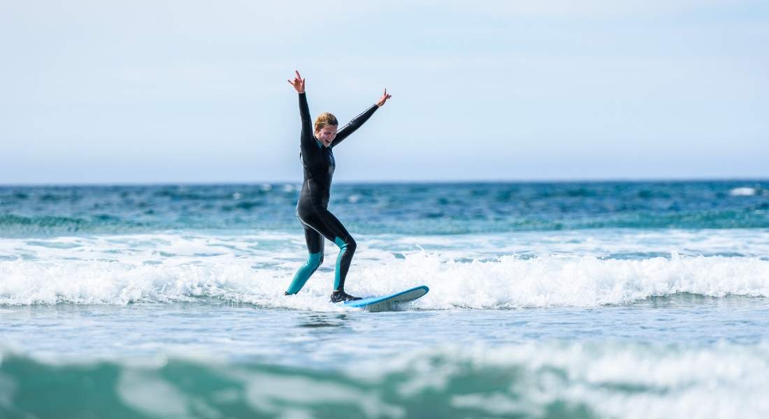Cours de surf et d'anglais en Irlande en groupe international